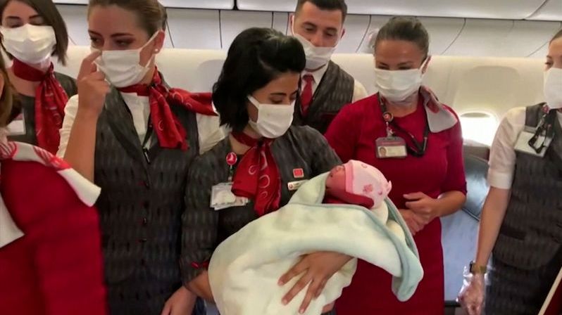 Děvče se narodilo devět kilometrů nad zemí, lékaře zastoupily letušky